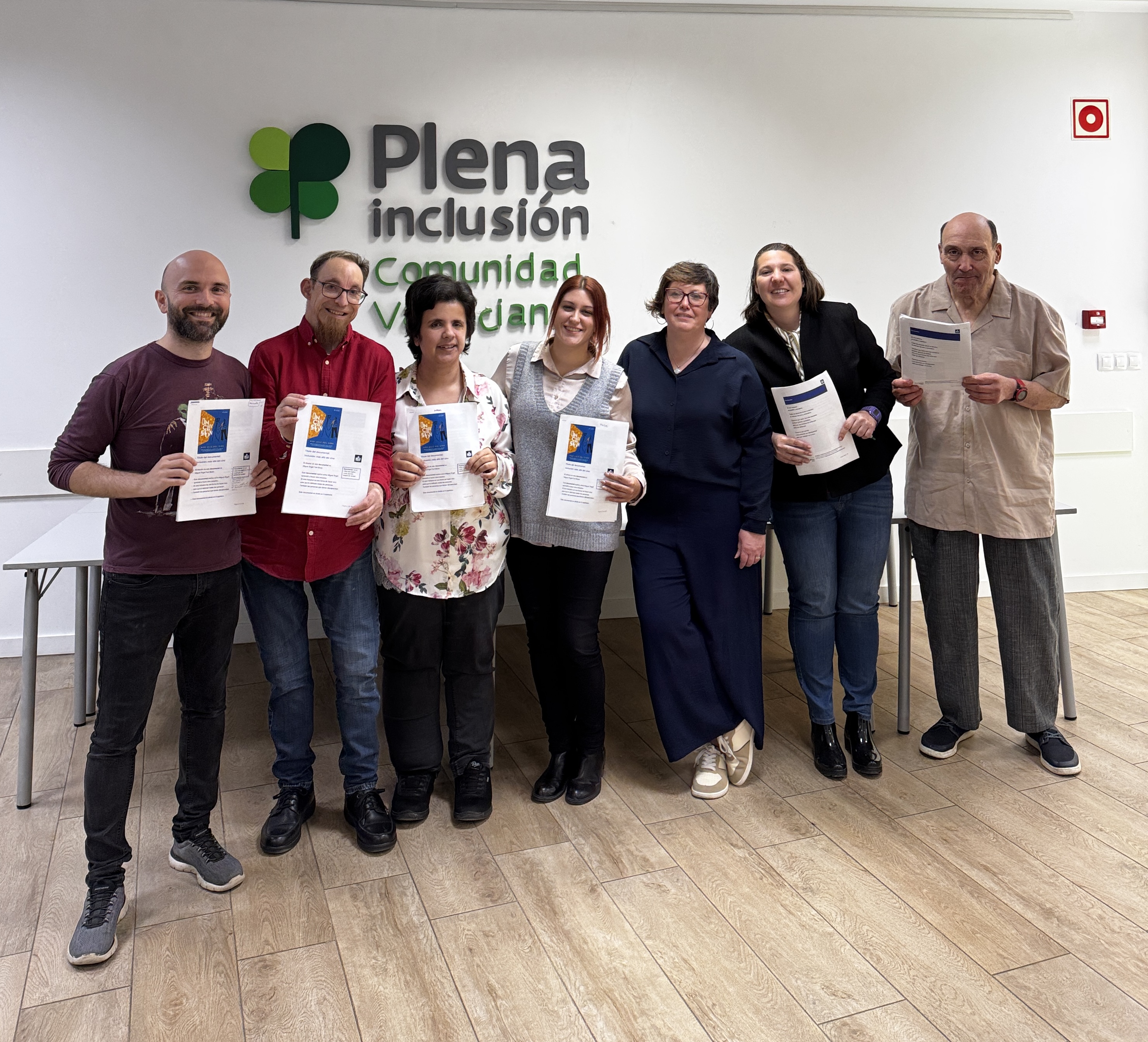 Foto del equipo que ha llevado a cabo la actividad "El cine también se lee fácil: adaptando una película a más públicos". De izquierda a derecha, el director de la película Miguel Ángel Font, y el equipo de validadores y técnicos de lectura fácil de Plena Inclusión CV