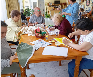 las personas contribuyen dinamizando talleres en la asociacion de vecinos