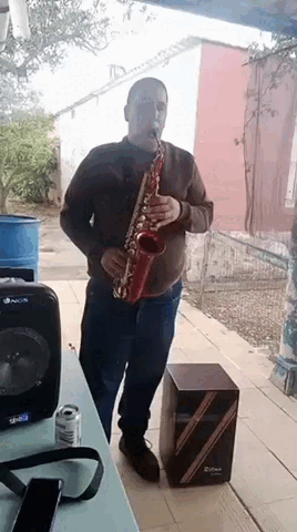 Uno de los momentos más especiales: él tocando el saxofón en su casa del campo, disfrutando de la música, de su espacio y de su tiempo. Un símbolo claro de lo que significa vivir como uno desea, con apoyos reales que hacen posible lo que antes parecía impensable