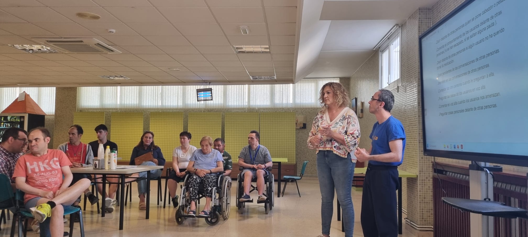 Reunión general de seguimiento de la eliminación o reducción de restricciones en la que participan tanto profesionales, como las personas que viven en residencia.