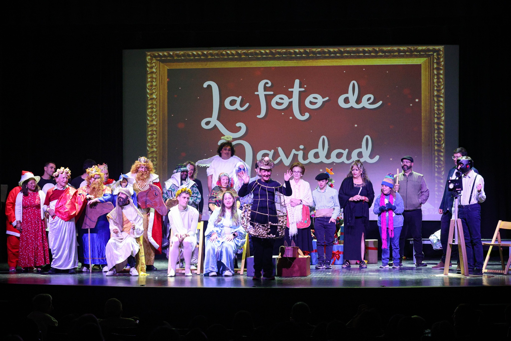Foto de una representación teatral en centro comunitario con participación de distintos colectivos