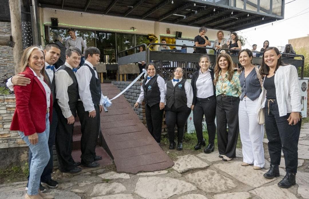 Esta imagen pertenece a la Inauguración del Bar Sosneado, ubicado en la localidad de Carlos Paz. Reabrió las puertas gracias al financiamiento del Programa Provincial, presentado como la Buena Práctica con Impacto