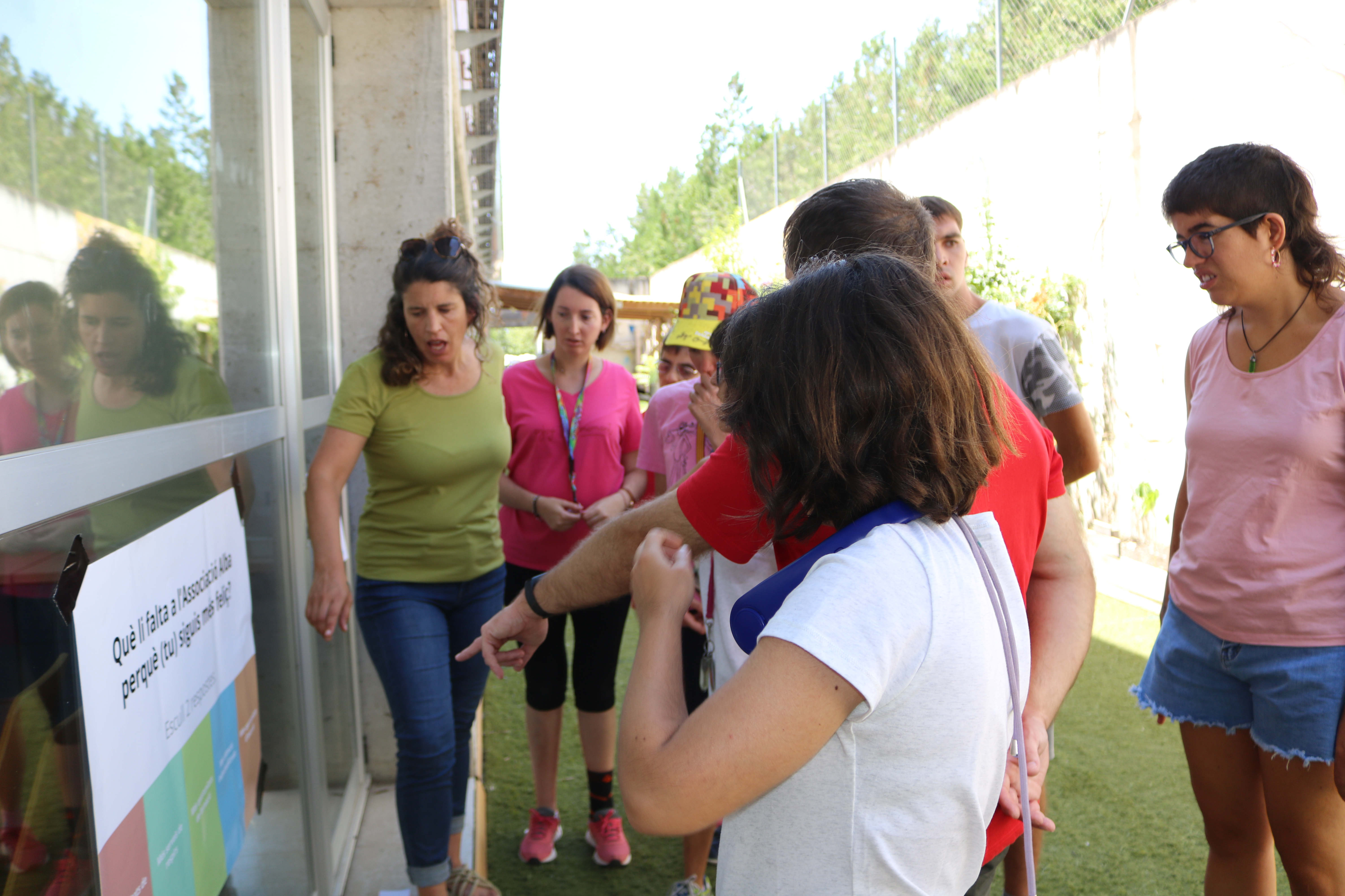 En la imagen se ve a una facilitadora explicando la dinámica a un grupo de participantes.