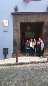 Equipo de evaluadores en la fachada de La Casa de La Juventud de la Orotava.