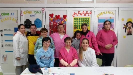 un grupo de taller de creatividad