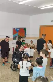 equipo de inclucuentos interactuando con los niños y niñas del colegio