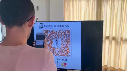 Persona escaneando un Código QR
