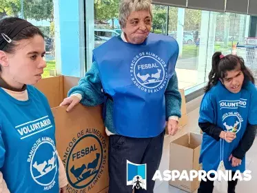 En esta ocasión, fueron como voluntarias a la recogida de alimentos, personas con grandes necesidades de apoyo, dos de las tres usuarias que veis en la imagen no tienen lenguaje, están en el supermercado, en la zona de cajas recibiendo los alimentos que la gente quiere donar para clasificarlos y meterlos en las distintas cajas.