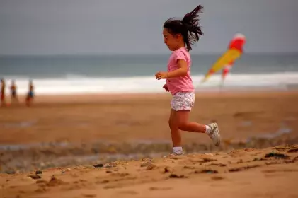 La imagen de la portada de la Herramienta LibRe es una niña corriendo por la playa. La foto se titula “A por el mar”, de José Luis Riera Arce, finalista en el XI Concurso de Fotografía Digital del INICO. Premio Fundación Aliados por la Integración.