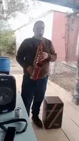 Uno de los momentos más especiales: él tocando el saxofón en su casa del campo, disfrutando de la música, de su espacio y de su tiempo. Un símbolo claro de lo que significa vivir como uno desea, con apoyos reales que hacen posible lo que antes parecía impensable