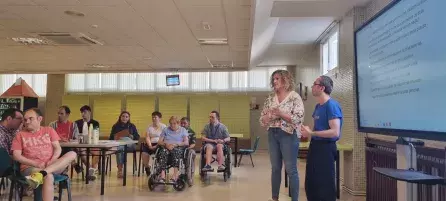 Reunión general de seguimiento de la eliminación o reducción de restricciones en la que participan tanto profesionales, como las personas que viven en residencia. 