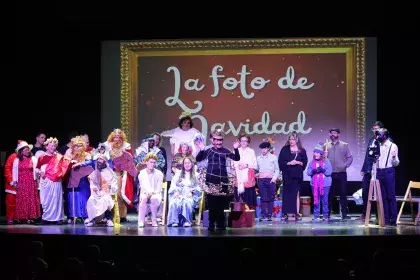 Foto de una representación teatral en centro comunitario con participación de distintos colectivos