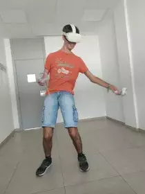 PERSONA REALIZANDO ACTIVIDAD CON VR