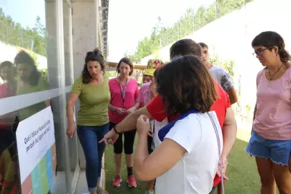 En la imagen se ve a una facilitadora explicando la dinámica a un grupo de participantes.