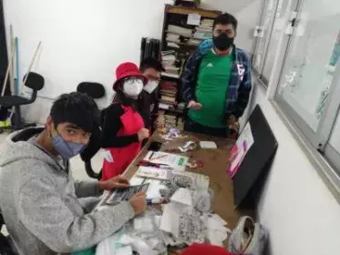 Fotografía de los asistentes del Circulo de Lectura mientras realizan la animación Stop-motion del cuento "El extraño"