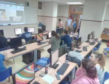 Pilar, de Centro de Día, visita uno de las factorías durante los talleres para comprobar cómo va su videojuego.