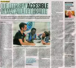 Foto donde una persona con discapacidad y una persona refugiada leen un libro.