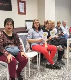 Validadores que forman parte de las parejas con el voluntariado senior, en la presentación de la guía