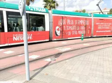 tranvía con todos los laterales vinilados con publicidad